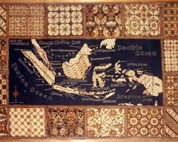 Proses pembuatan batik tulis nusantara menggunakan canting dan lilin malam di atas kain katun